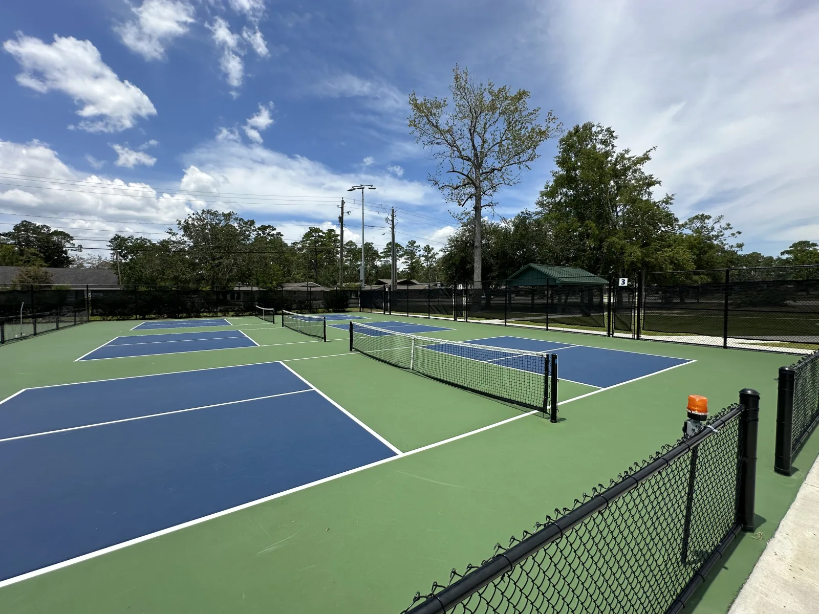 Cụm nhiều sân pickleball đặt liền nhau