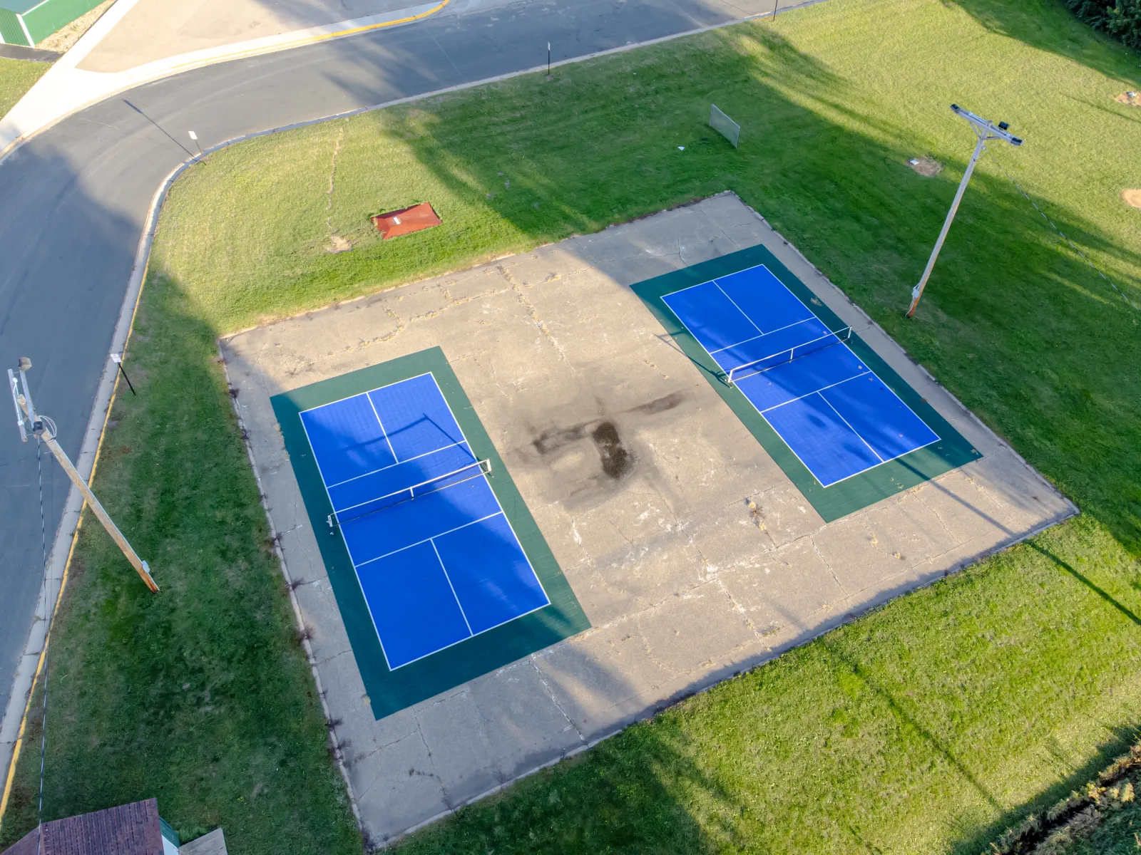 Cụm sân pickleball ngoài trời có hàng rào lưới
