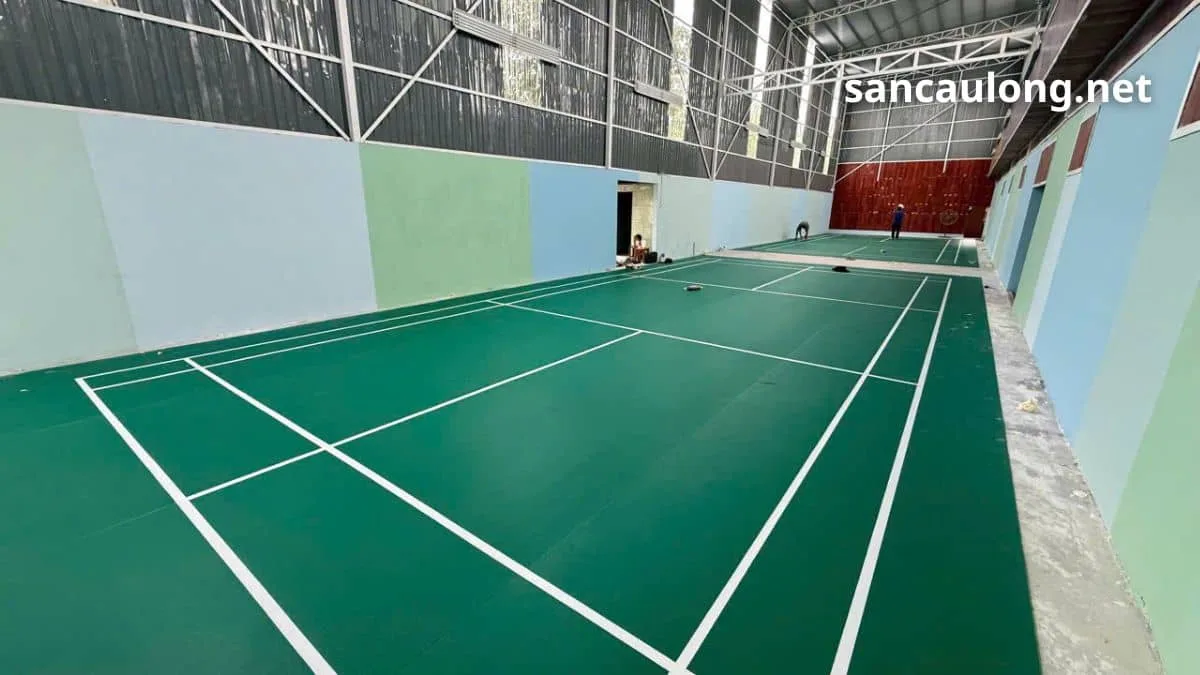 Đội thi công điều chỉnh thảm sân cầu lông