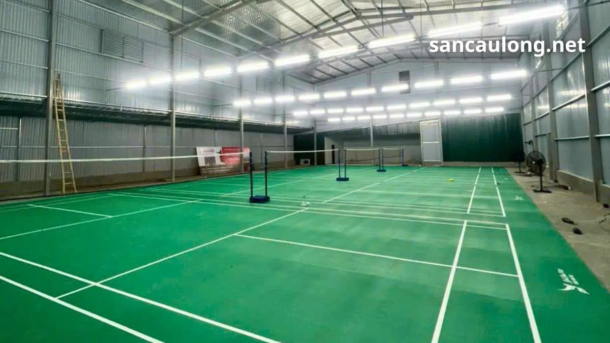Sân cầu lông hoàn thiện trong nhà xưởng