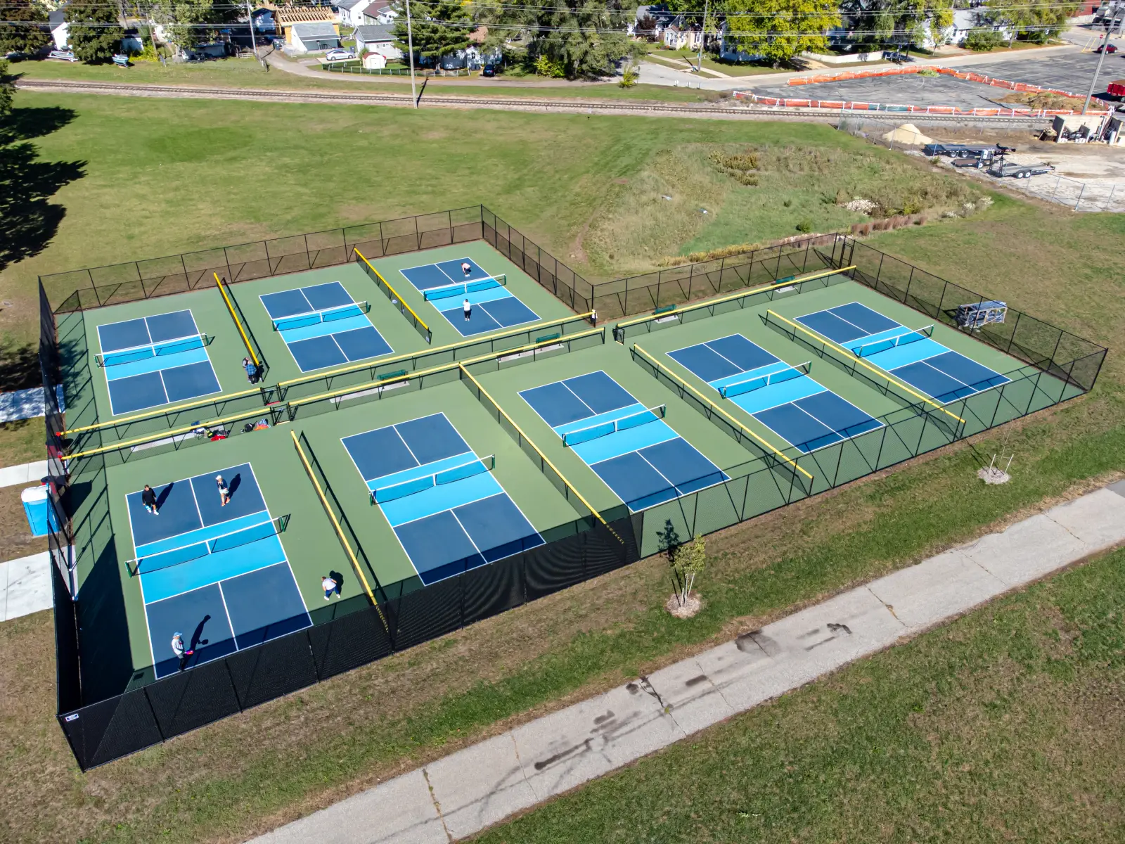 Một sân pickleball lẻ ngoài trời